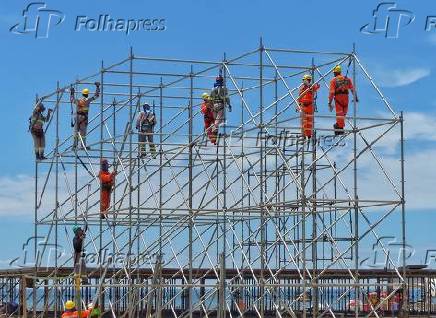 Montagem do palco para as festas de rveillon, nas areias da praia de Copacabana