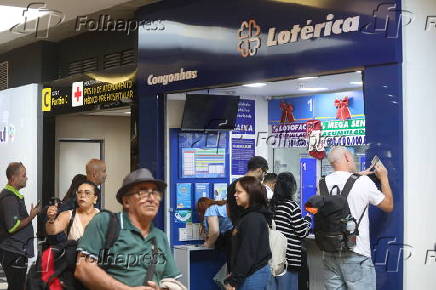 Movimentao de apostadores na lotrica do aeroporto de Congonhas