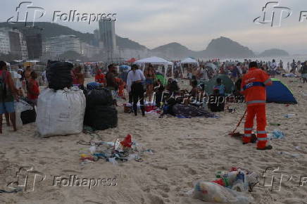 Limpeza da praia copacabana pela comlurb