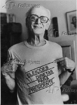 o escritor e compositor Mrio Lago posa para foto com camiseta da campanha pelas Diretas-J.
