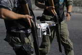 Agentes penitencirios apreendem drone usado pela TV Record
