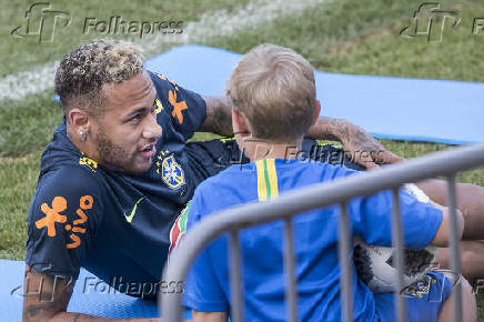 Neymar brinca com o filho Davi Lucca