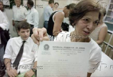 Eunice Paiva, com o filho Marcelo, exibe a certido de bito do marido, que foi emitida em 1996