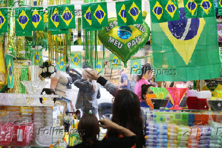 Lojas da regio da rua 25 de Maro, j se preparam para a Copa 2022 