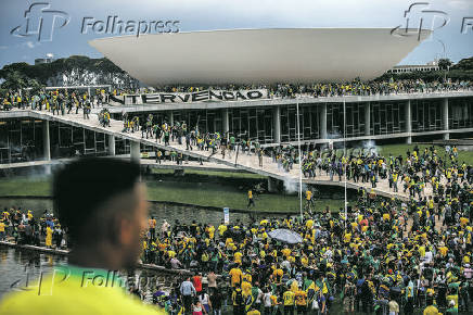 Vndalos golpistas sobem no teto do Congresso Nacional e invadem prdio 