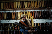 Abilio Pedrosa na Relikia, sua loja de botas gachas artesamaos em Tramanda