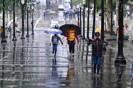 Pedestres Debaixo de Chuva no Centro de So Paulo