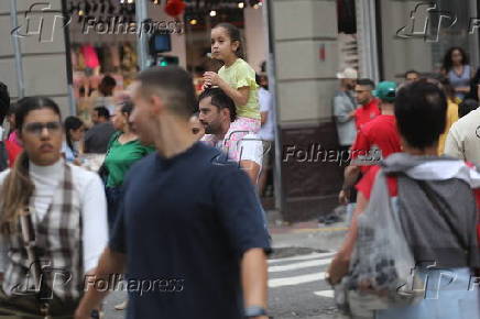 Movimentao na rua 25 de Maro em So Paulo