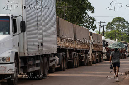 As longas filas de caminhes que se formam na rodovia BR-319