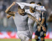 Sasha, do Santos, comemora aps marcar gol durante partida contra o Corinthians