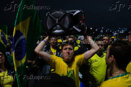 Apoiadores de Jair Bolsonaro fecham parte da pista expressa da marginal Tiet