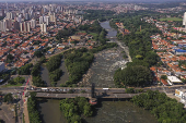 Vista das moradias na cidade s margens do Rio Piracicaba.