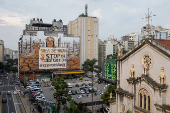 Mural 'Pare a Destruio', do artista Mundano em (SP)