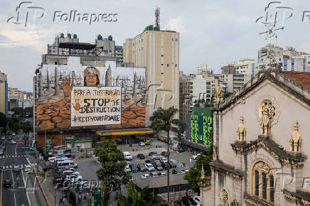 Mural 'Pare a Destruio', do artista Mundano em (SP)