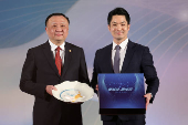 Shanghai Vice Mayor Hua Yuan and Taipei Mayor Chiang Wan-an pose for photo at a dinner before the annual city forum in Taipei