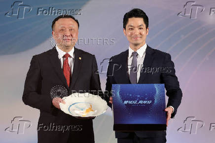 Shanghai Vice Mayor Hua Yuan and Taipei Mayor Chiang Wan-an pose for photo at a dinner before the annual city forum in Taipei