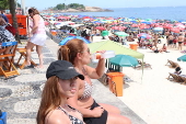 Movimentao de banhistas na praia de ipanema no rio de janeiro