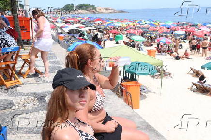 Movimentao de banhistas na praia de ipanema no rio de janeiro