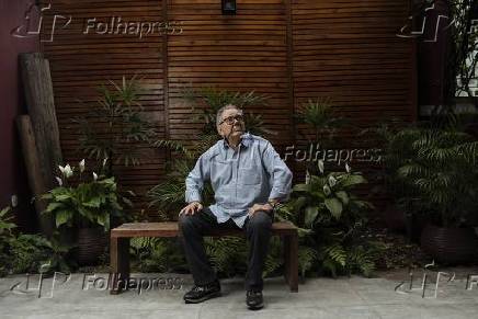 O produtor de cinema Luiz Carlos Barreto no quintal de seu escritrio, no Rio
