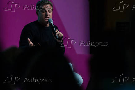 O apresentador Luciano Huck durante palestra em SP