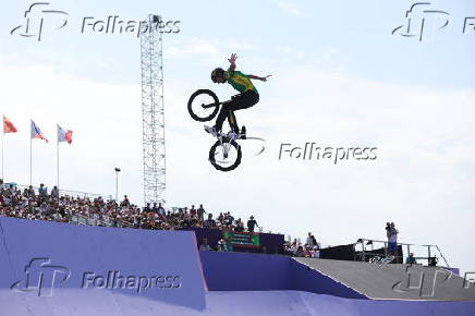 Gustavo Bala Loka compete na final do BMX freestyle