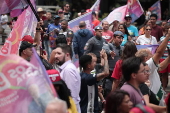 O candidato  prefeitura de SP, Guilherme Boulos, durante caminhada