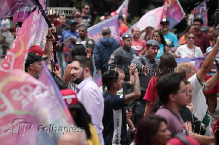 O candidato  prefeitura de SP, Guilherme Boulos, durante caminhada