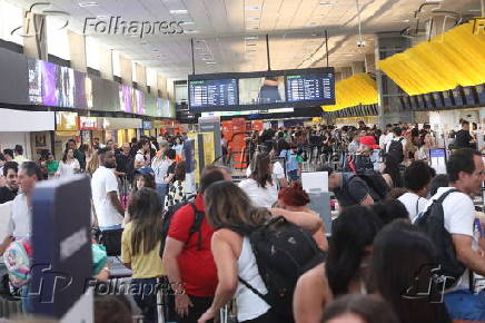 Movimentao intensa de passageiros  no saguo do Aeroporto de Congonhas