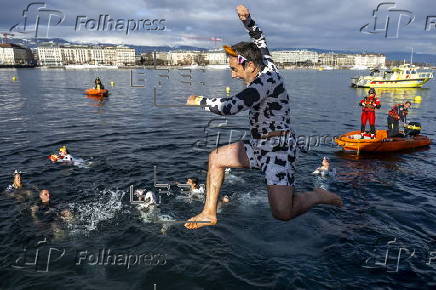 Traditional pre-Christmas swim in Geneva