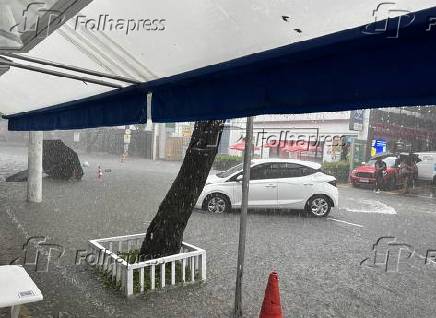 Chuva e alagamento no bairro dos Jardins, em So Paulo (SP)