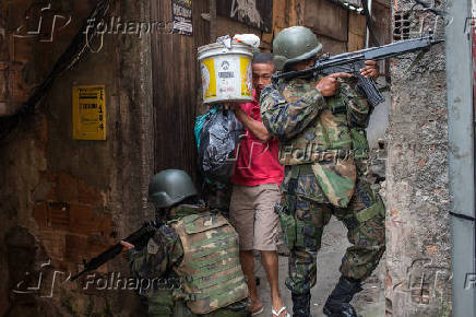 Foras Armadas durante patrulha na Rocinha no Rio de Janeiro (RJ)