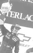 Alain Prost ergue a taa aps vencer o GP do Brasil