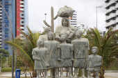 Memorial dos imigrantes, obra de Abelardo da Hora, em Recife