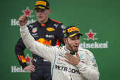 Hamilton comemora vitria no GP Brasil de F-1 com Max Verstappen ao fundo