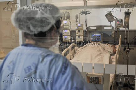 Paciente em tratamento na UTI do hospital Emlio Ribas, em So Paulo