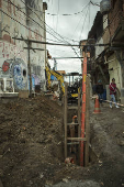 Moradoras observam obras de saneamento na favela do Moinho, em So Paulo