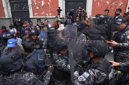 La Polica de Bolivia detiene a dos dirigentes cercanos a Evo Morales y busca a otros dos