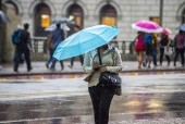 Pedestres enfrentam manh chuvosa no centro de SP