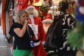 Movimentao de consumidores fazendo compras para o Natal