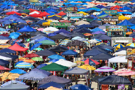 Movimento intenso de banhistas na praia Grande, em Ubatuba (SP)