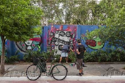 Grafite transforma muro de mil metros na zona oeste de SP