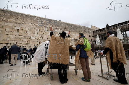 Folhapress - Fotos - Israelis Attend Western Wall Mass Prayer For ...