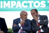 O presidente Lula e o ministro Alexandre Silveira durante cerimnia no Planalto