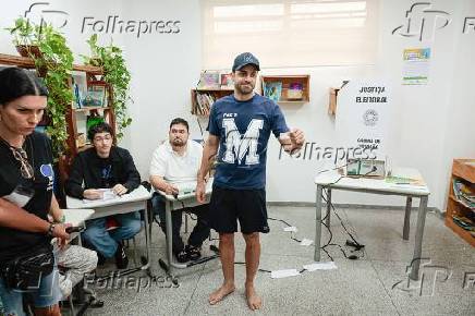 Maral chega descalo para votar em colgio na zona sul de SP