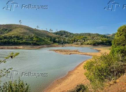 Nvel baixo da Represa de Paraibuna SP