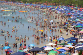 Movimento intenso de banhistas na praia Grande, em Ubatuba (SP)