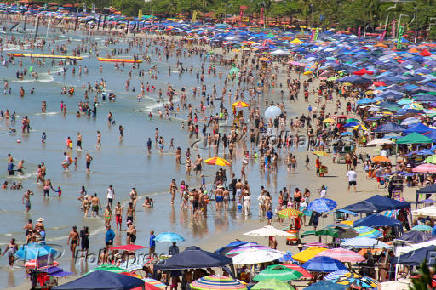 Movimento intenso de banhistas na praia Grande, em Ubatuba (SP)