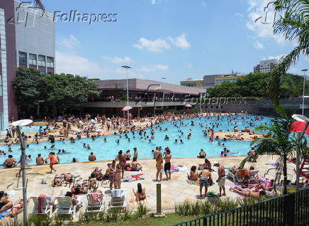 Movimentao nas piscinas do Sesc Belenzinho