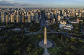 Obelisco do Ibirapuera com Avenida Vinte e Trs de Maio