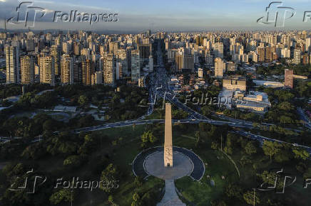 Obelisco do Ibirapuera com Avenida Vinte e Trs de Maio